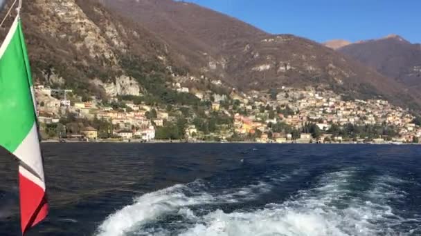 Reiten auf dem Schiff entlang der Küste und dunkelblauem Wasser des Comer Sees, Italien — Stockvideo