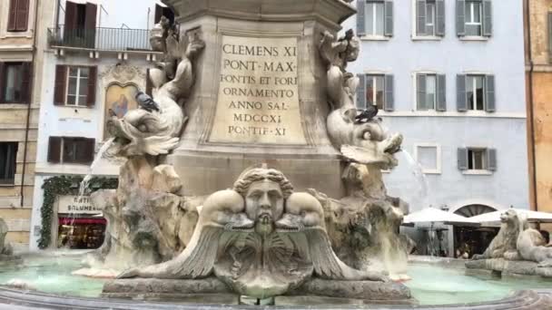 从罗马的喷泉雕塑倒水 — 图库视频影像