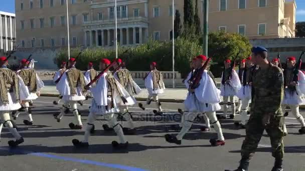 Atina, Yunanistan - 15 Ocak 2017: Ritüel Muhafız değiştirme — Stok video