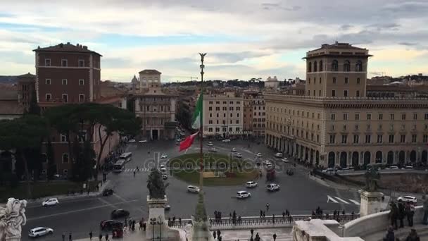 Rome, Italië - 16 januari 2017: Uitzicht over verkeer op Piazza Venezia — Stockvideo