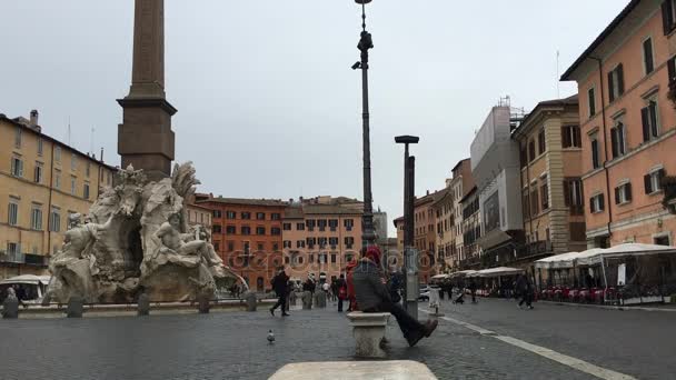 Rome, Italië - 16 januari 2017: Mensen toeristen rondlopen van Piazza Navona — Stockvideo