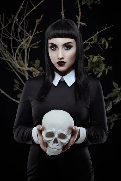 Gothic brunette girl with skull — Stock Photo, Image