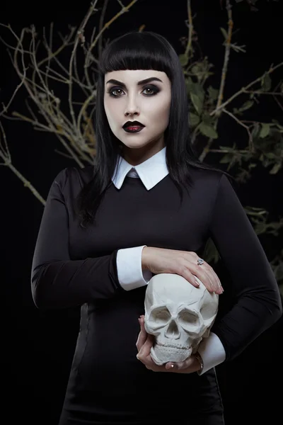 Gothic Brünette Mädchen mit Totenkopf — Stockfoto