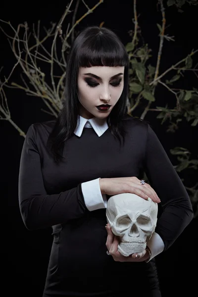 Gothic Brünette Mädchen mit Totenkopf — Stockfoto