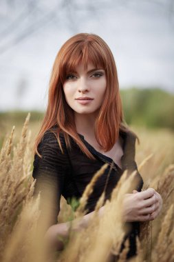 genç bir kadın açık havada