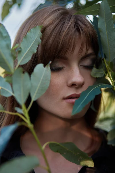 Jeune femme en plein air — Photo