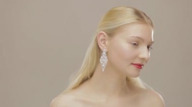 Güzel uzun saçlı sarışın