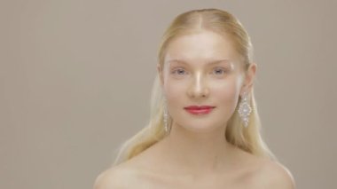 Güzel uzun saçlı sarışın