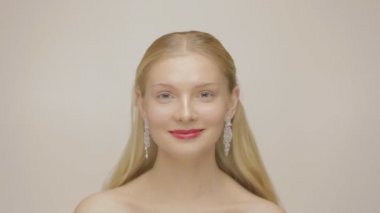 Güzel uzun saçlı sarışın