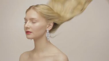 Güzel uzun saçlı sarışın