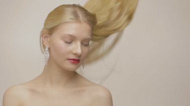 Güzel uzun saçlı sarışın