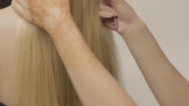 Güzel uzun saçlı sarışın