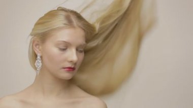 Güzel uzun saçlı sarışın