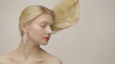 Güzel uzun saçlı sarışın