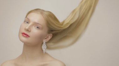 Güzel uzun saçlı sarışın