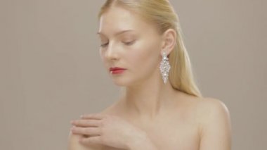 Güzel uzun saçlı sarışın