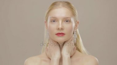 Güzel uzun saçlı sarışın. Boyun çok dokunaklı. Döngü