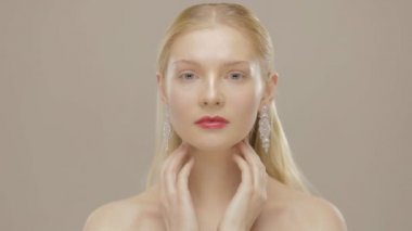 Güzel uzun saçlı sarışın