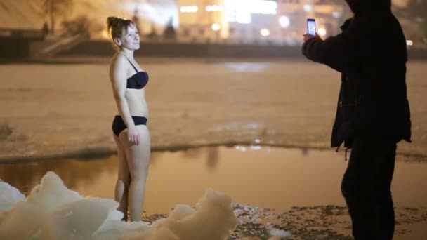 Jeune femme se baignant dans un trou de glace en vacances chrétiennes Epiphanie — Video