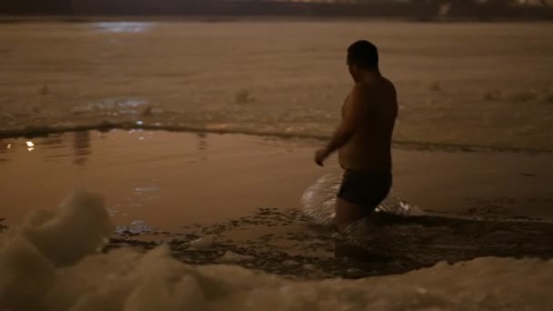 Hombre bañándose en el agujero de hielo en vacaciones cristianas Epifanía — Vídeo de stock