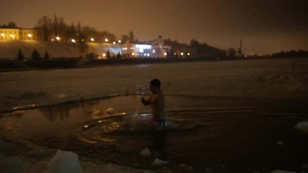 Fiatal sportos férfi a keresztény ünnep: Vízkereszt fürdés jég-lyuk — Stock videók