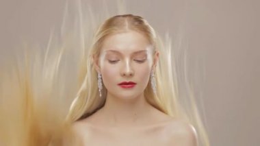 Ağır çekimde düşen saçlı güzel sarışın kız