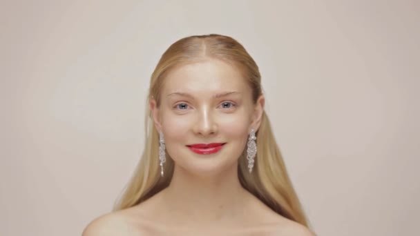 Wunderschönes blondes Mädchen lacht vor der Kamera — Stockvideo