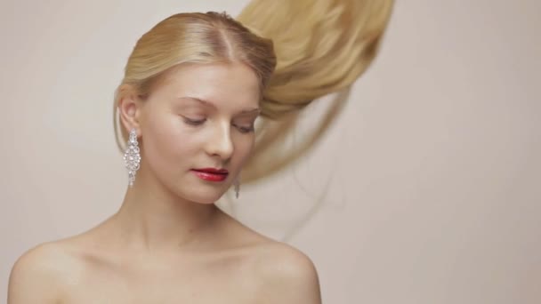 Güzel sarışın kız ile yavaş yavaş düşen saç — Stok video