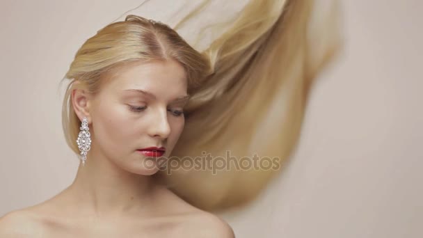Blond flicka med långsamt fallande hår. Sammanställning av några skott — Stockvideo