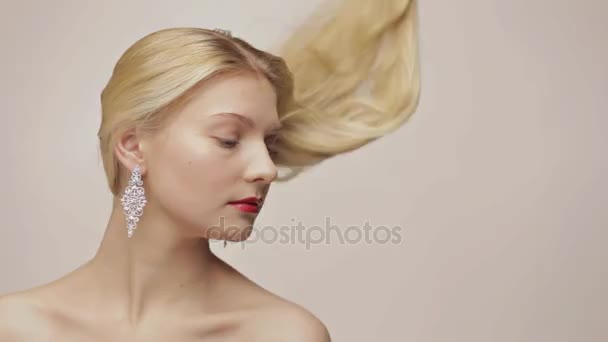 Prachtige blond meisje met langzaam vallende haren — Stockvideo