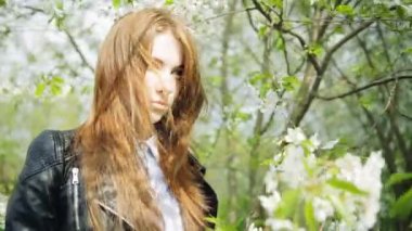 Kızıl saçlı kız çiçek açan çiçekler