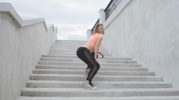 Mladá žena twerking — Stock video