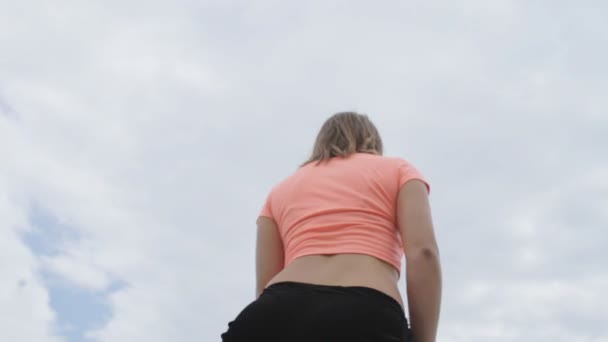 若い女性の twerking — ストック動画
