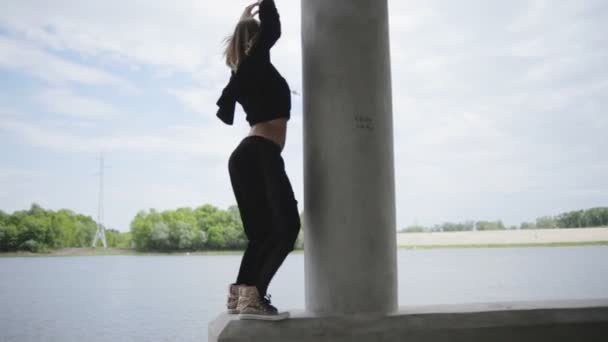 Молода жінка twerking — стокове відео