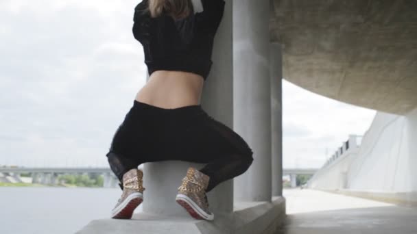 Junge Frau twerking — Stockvideo
