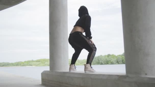Genç kadın twerking — Stok video