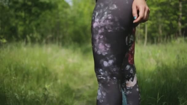 Genç kadın twerking — Stok video