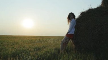 Dusk genç kadın silüeti