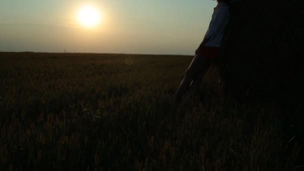 Silueta de mujer joven al atardecer — Vídeo de stock