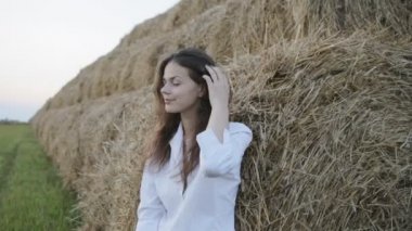 Genç kadın yaslanmış saman güzel