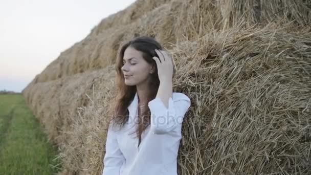 Jeune jolie femme penchée foin — Video