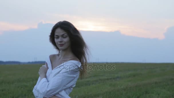 Jovem mulher bonita ao entardecer — Vídeo de Stock