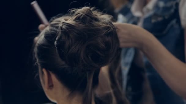 El peinado de cabello en la mujer joven — Vídeos de Stock