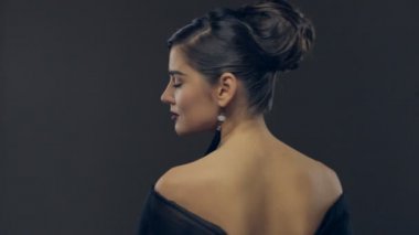 Muhteşem bir esmer kadın kafası yavaş yavaş fotoğraf makinesinin açılması