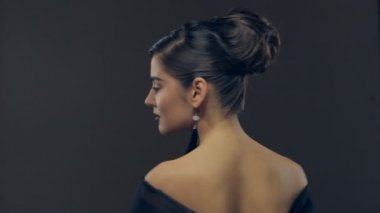 Güzel esmer kadın baş fotoğraf makinesinin açılması. Ağır çekim