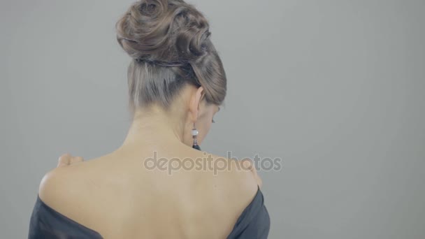 Ursnygg brunett kvinna poserar på kamera — Stockvideo