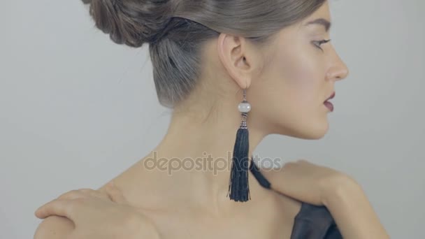 Bella donna bruna toccare le clavicole lentamente — Video Stock