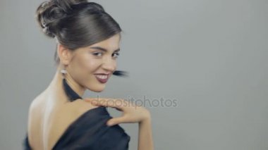 Muhteşem bir esmer kadın darbe öpücük kamera için verir.