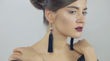 Güzel esmer kadına dokun onun köprücük yavaş yavaş