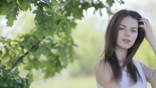 Молода красива жінка на відкритому повітрі — стокове відео